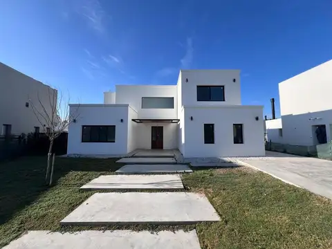 CASA 4 AMBIENTES EN BARRIO CERRADO