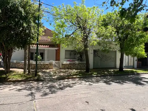 Martínez, Casa en 1 Planta con 4 Ambientes. Patio y Garaje. Excelente Estado. A 4 cuadras de Avenida