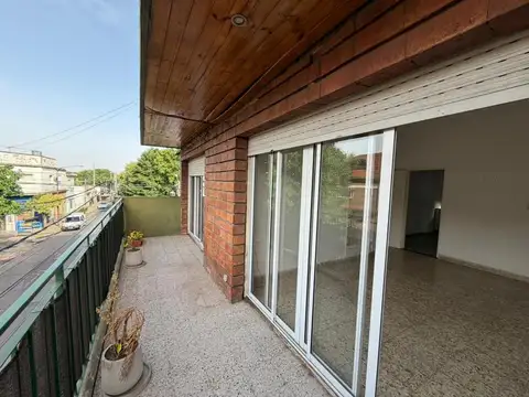 DEPARTAMENTO, TRES AMB. C/COCHERA, EN ALQUILER. CASTELAR