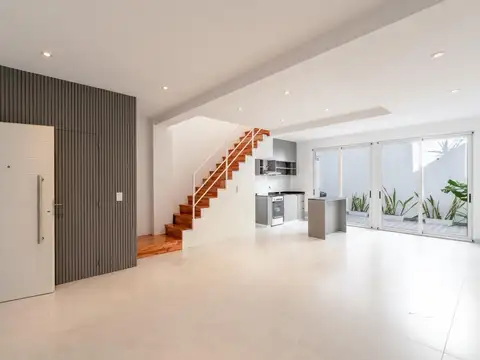 Casa Interna En Pasillo 2 Dormitorios Con Quincho Parrilla Y Terraza - Barrio Lourdes