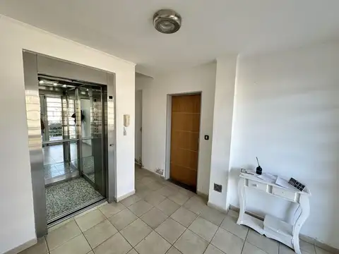 Departamento en Venta de 2 ambientes. Balcón corrido al frente. Pleno Centro Campana