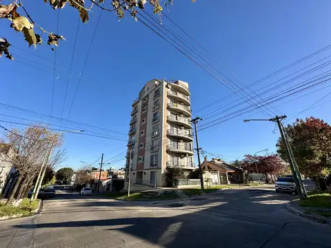 Departamento en Venta de 2 ambientes. Balcón corrido al frente. Pleno Centro Campana