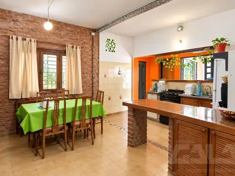 CASA EN VENTA 5 AMBIENTES CON PILETA Y QUINCHO