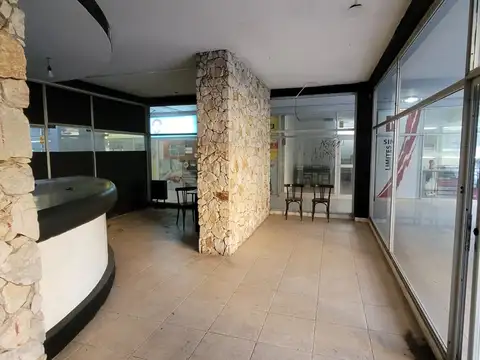 Venta Local Pinamar Centro, excelente ubicación.