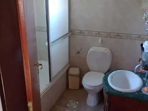 Departamento 8 ambientes con 2 baños