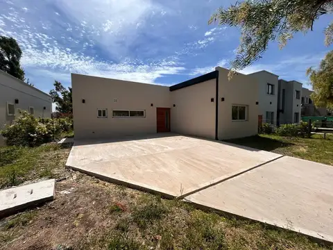 Venta Casa con 187.32m2 en Barrio Santa Emilia, Pilar del Este