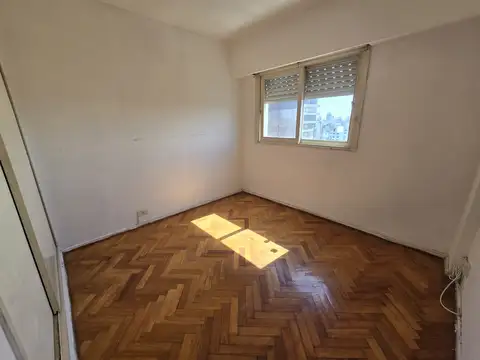 Departamento 4 amb. Baño, toilette, escritorio. Terraza compartida y SUM. Sobre Av. H. Yrigoyen al 4900
