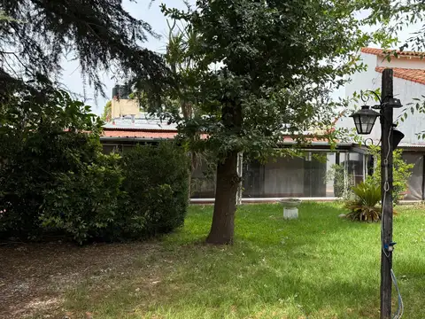 Casa 6 ambientes con 2 baños