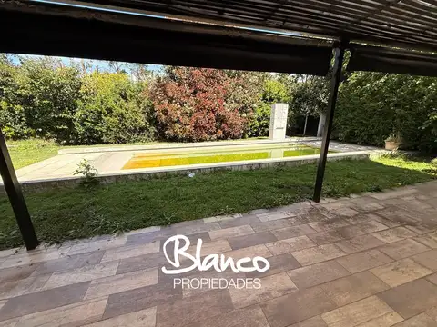 Casa 6 ambientes con 2 baños