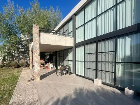 Casa en Venta con 4 cocheras