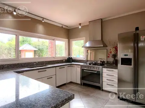 Casa 4 ambientes con 2 baños