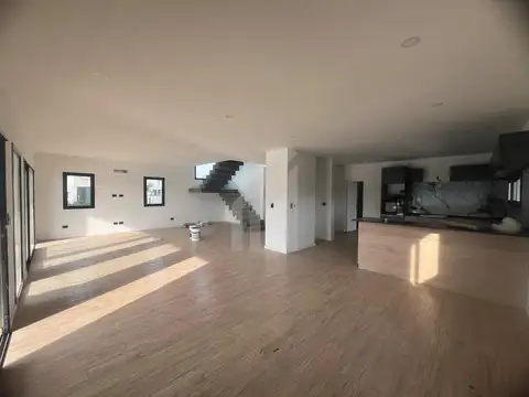 Casa 5 ambientes con 3 baños