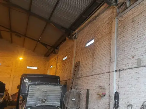 Venta Amplio Galpón. Apto transito pesado