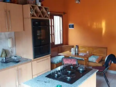Casa 4 ambientes con 2 baños