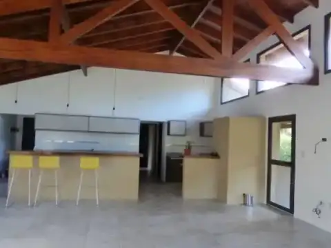 Casa 6 ambientes con 2 baños