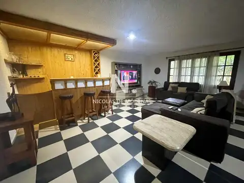 Casa 8 ambientes con 5 baños