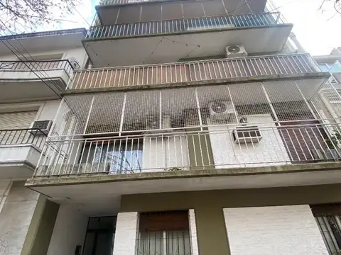 2 amb con balcón. Amplio y luminoso. A mts de Avda Cabildo.
