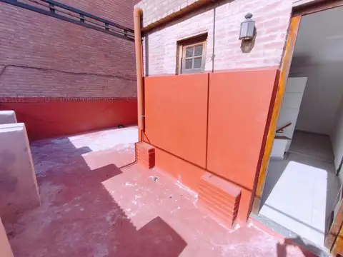 VENTA CASA PH. AL FRENTE 2 DORMITORIOS, PATIO, TERRAZA, COCHERA EN LOURDES