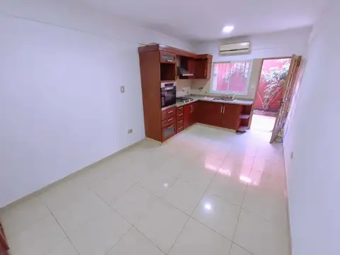 VENTA CASA PH. AL FRENTE 2 DORMITORIOS, PATIO, TERRAZA, COCHERA EN LOURDES