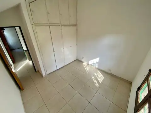 ALQUILA DUPLEX 2 DORMI COCHERA URCA