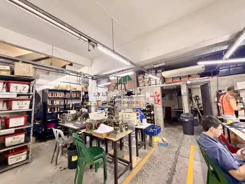 GALPÓN EN EXCELENTE ESTADO - DISTRIBUIDO EN 2 PLANTAS