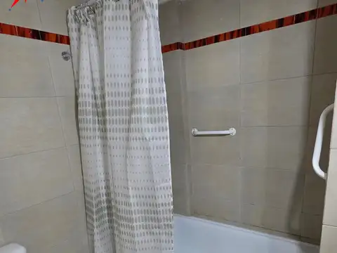 Departametno 2 Amb. en pleno Caseros Centro.