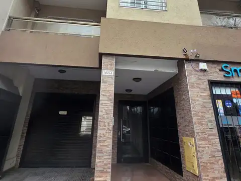 Departametno 2 Amb. en pleno Caseros Centro.