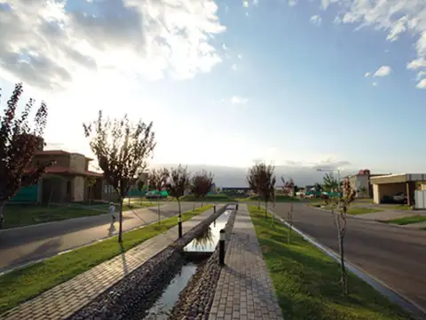 Espectacular Casa en Venta en Barrio Lago Torreon Maipu
