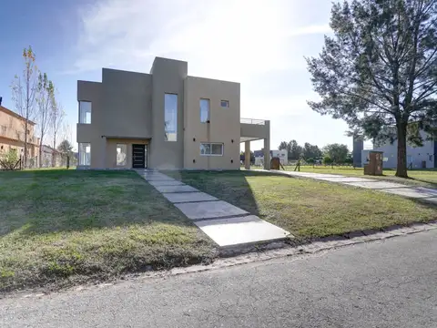 Casa en venta c/ cochera en San Vicente