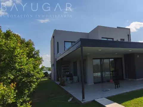 Casa en Venta con 4 cocheras