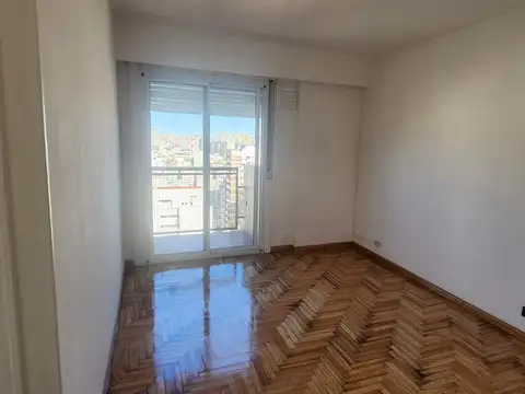 HERMOSO DEPARTAMENTO 2 AMBIENTES AL FRENTE CON BALCÓN - APTO PROFESIONAL