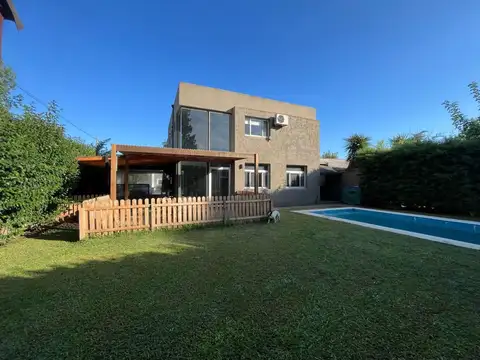 Casa en Venta con 3 cocheras