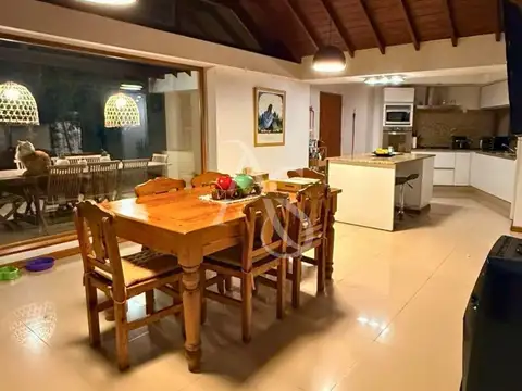 Casa 5 ambientes con 3 baños