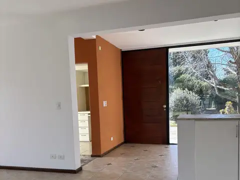 Casa en Alquiler con 1 cochera