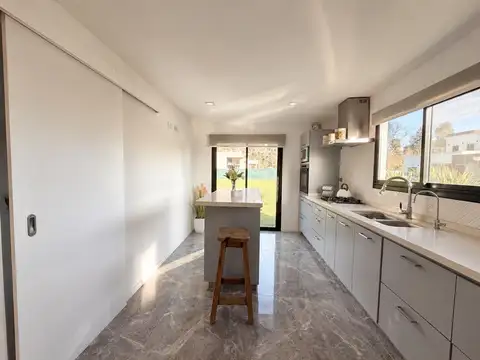 Casa 4 ambientes con 2 baños