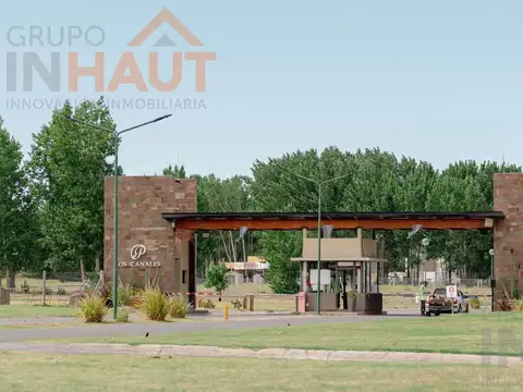 Terreno en Canales de Plottier con Fondo de cancha