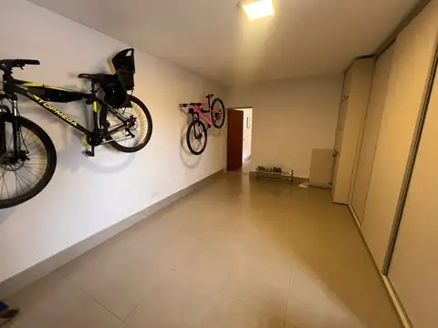 Casa en Venta con 4 cocheras
