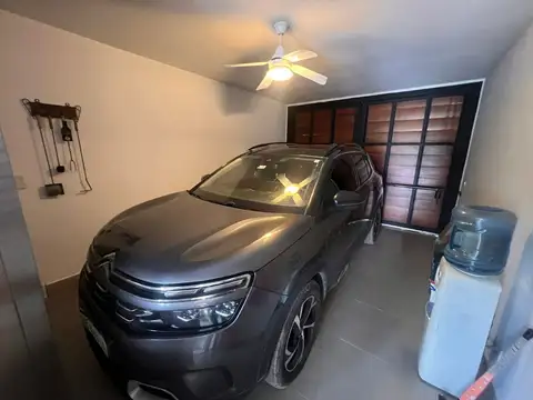 Casa 6 ambientes con 2 baños