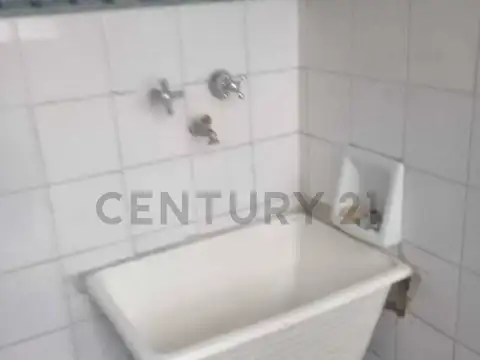 Alquiler monoambiente sobre directorio cerca de medios de transporte