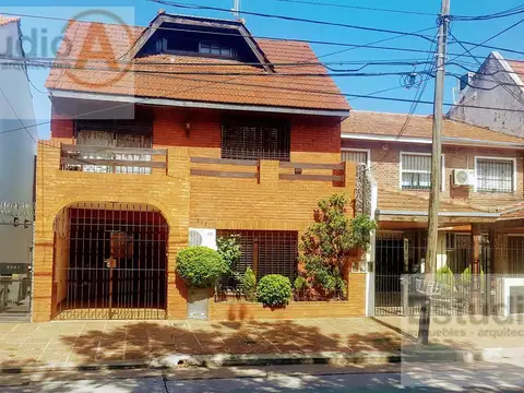 Casa PH en Martinez 4 ambientes , en dos plantas ,con cochera cubierta.