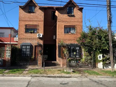 *NUEVO VALOR   *TRIPLEX 5 AMB. (3 DORMITORIOS + PLAYROOM) CON COCHERA DESCUBIERTA Y PATIO C/LAVADERO