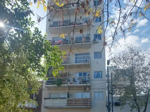 Oportunidad -MONOAMBIENTE al frente 34 M2  CON BALCON -  LUMINOSO  - buen estado general 7 AÑOS ANTIG