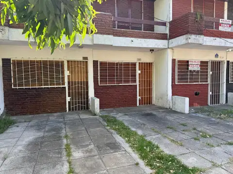 DUPLEX TRES AMBIENTES CON PATIO Y COCHERA 