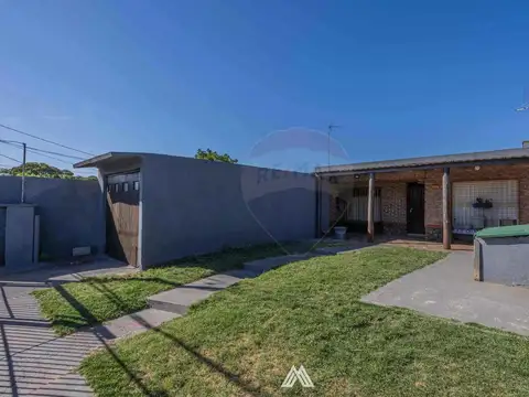 Venta casa 3 dormitorios en la teja con cochera 