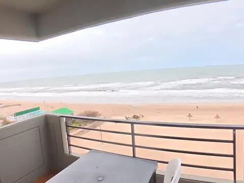 Departamento 3 ambientes con cochera frente al mar