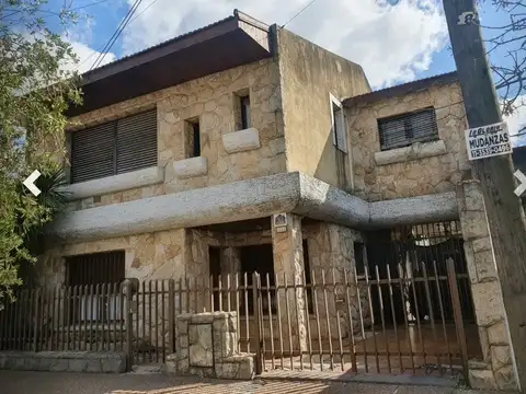 EL PALOMAR-CASA CON COCHERA y DEPTO. 2 PLANTAS-IDEAL 2 FAMILIAS  