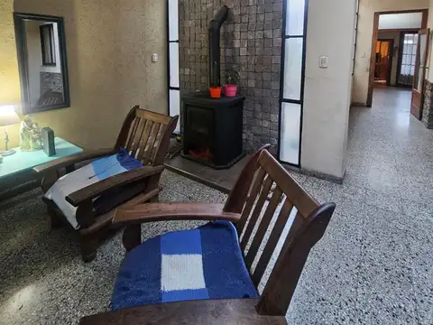 Casa 7 ambientes con 2 baños