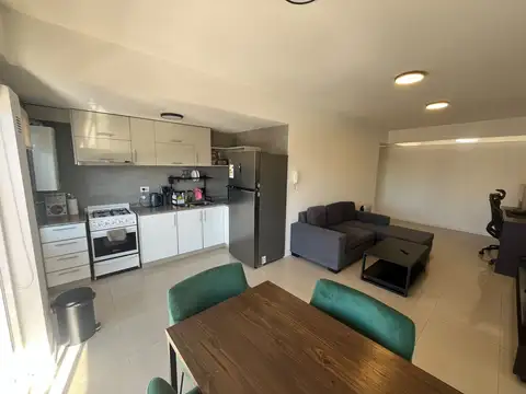 HERMOSO DEPARTAMENTO DE 2 AMBIENTES CONTRAFRENTE CON BALCON Y COCHERA.