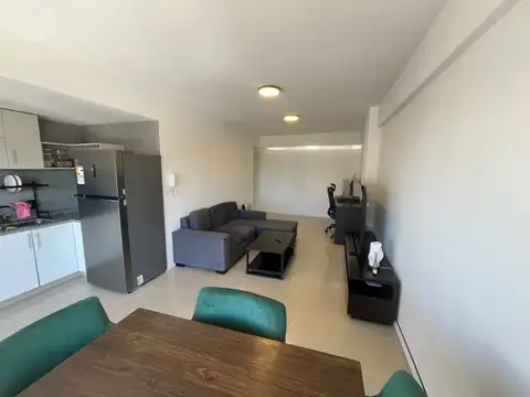 HERMOSO DEPARTAMENTO DE 2 AMBIENTES CONTRAFRENTE CON BALCON Y COCHERA.