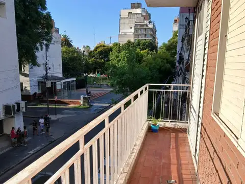 Departamento de escalera de dos dormitorios y comodin